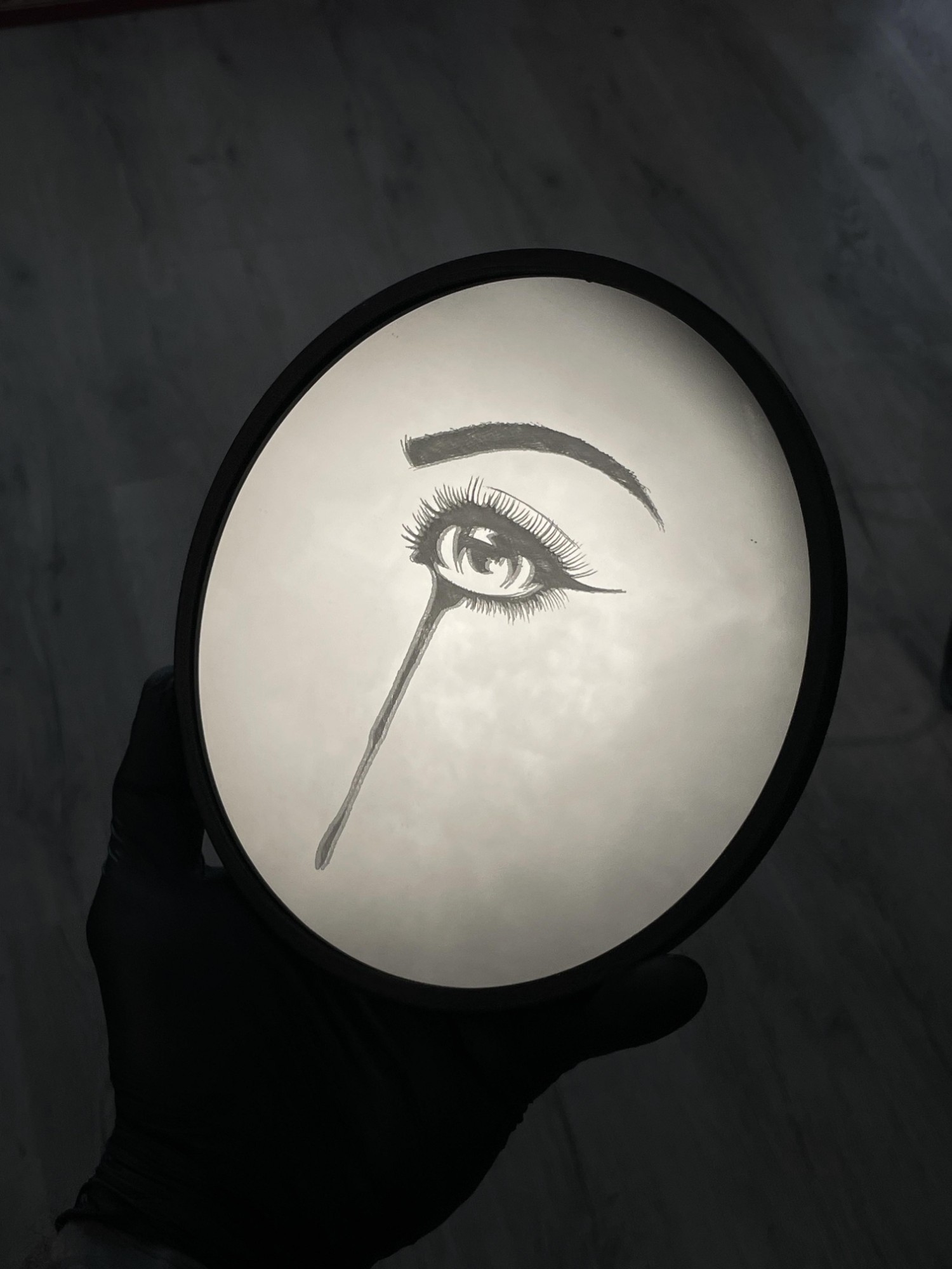 Miroir gravé à la main — œil blackwork — pièce unique Blackliner