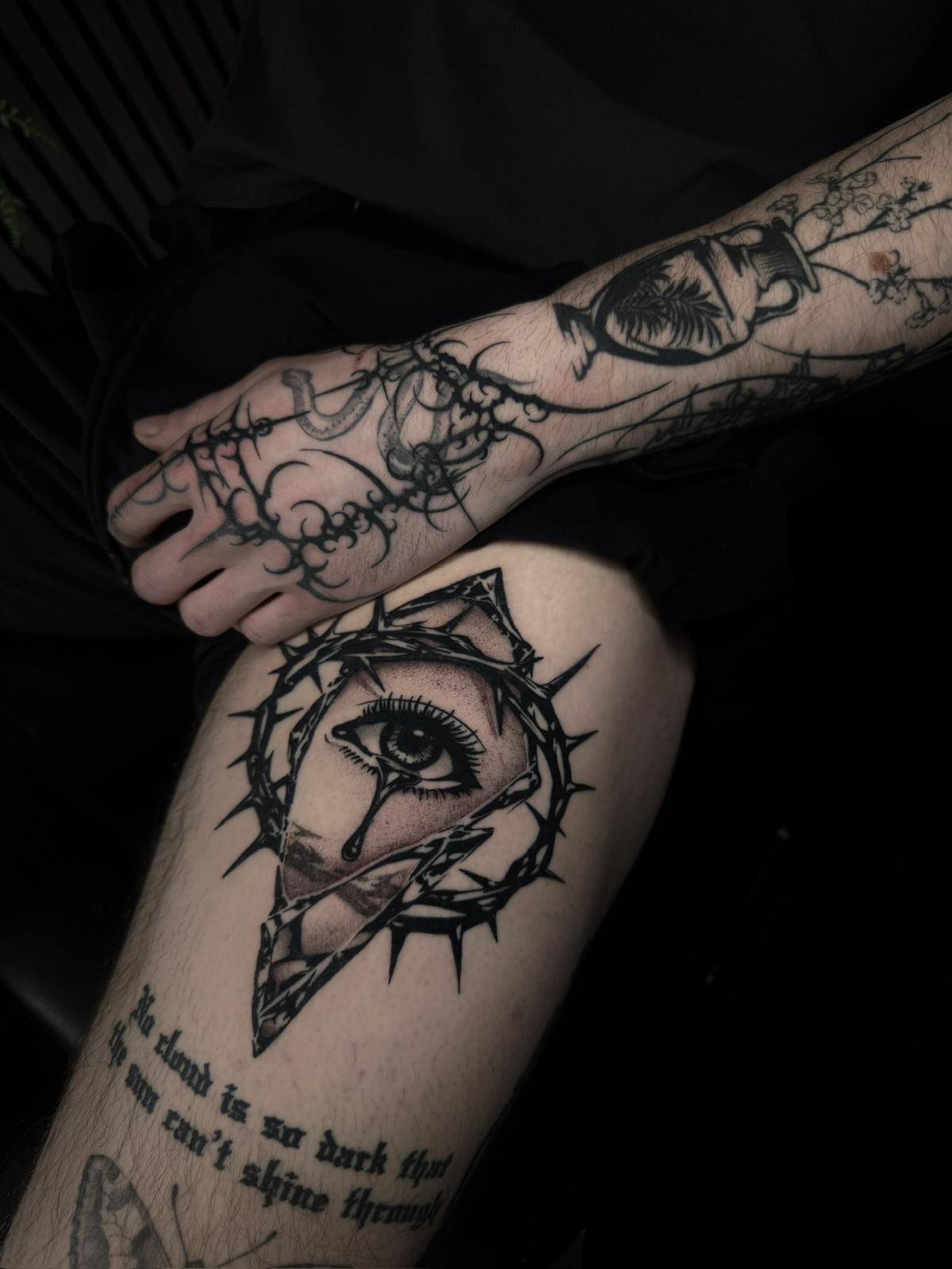 Tatouage blackwork réalisé par Blackliner à Renens