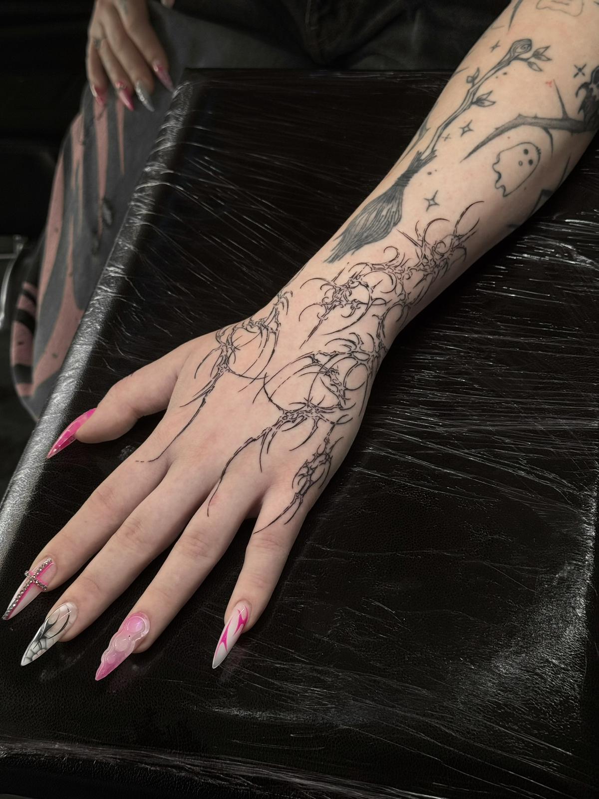 Tatouage blackwork réalisé par Blackliner à Renens