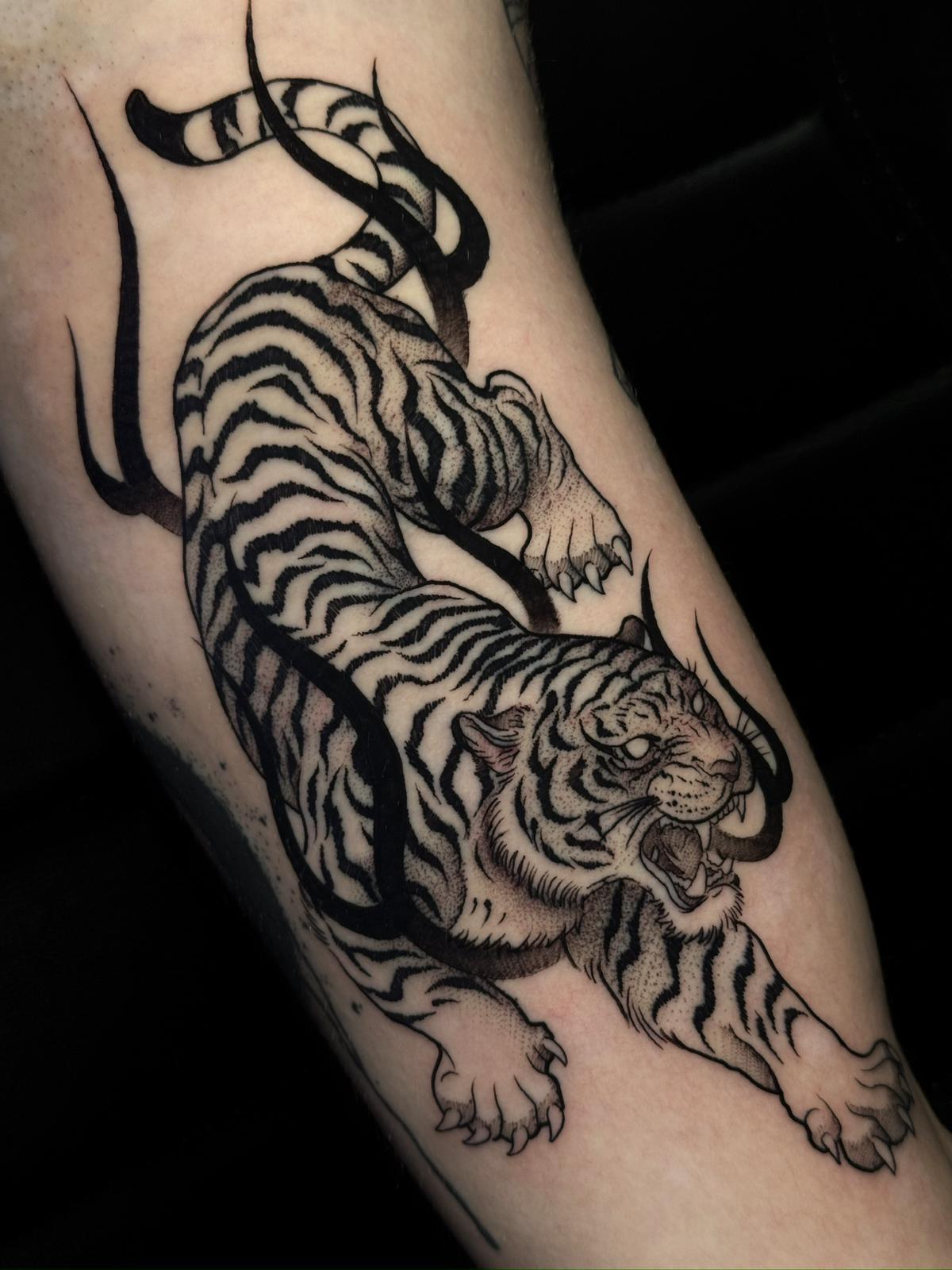Tatouage blackwork réalisé par Blackliner à Renens