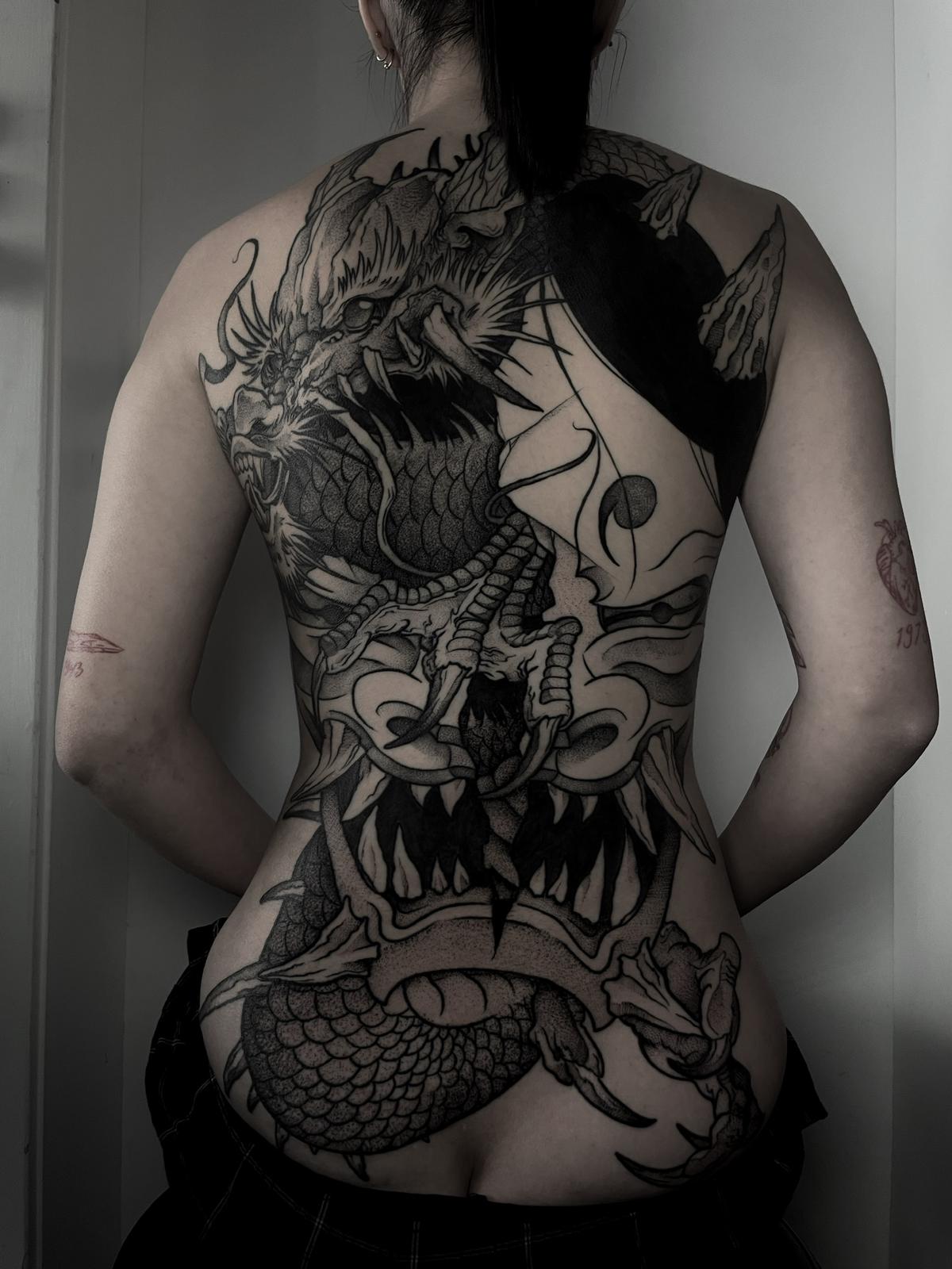 Tatouage blackwork réalisé par Blackliner à Renens